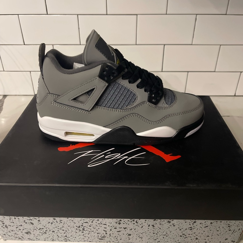 Men’s Jordan Retro 4 Cool Gray Size 6.